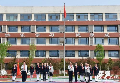 国家安全,人人有责 潍坊市奎文区潍州湖小学开展了一场别开生面的升旗活动